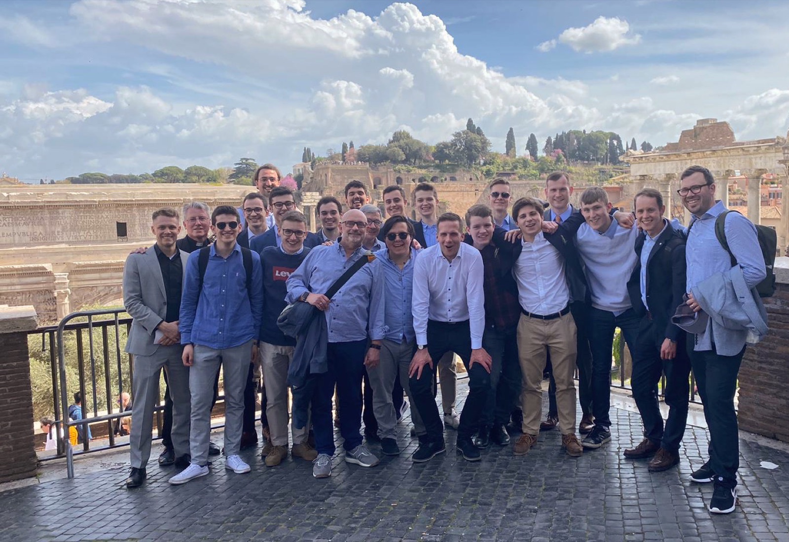 Gruppenbild der Hausgemeinschaft auf einer Reise in Rom