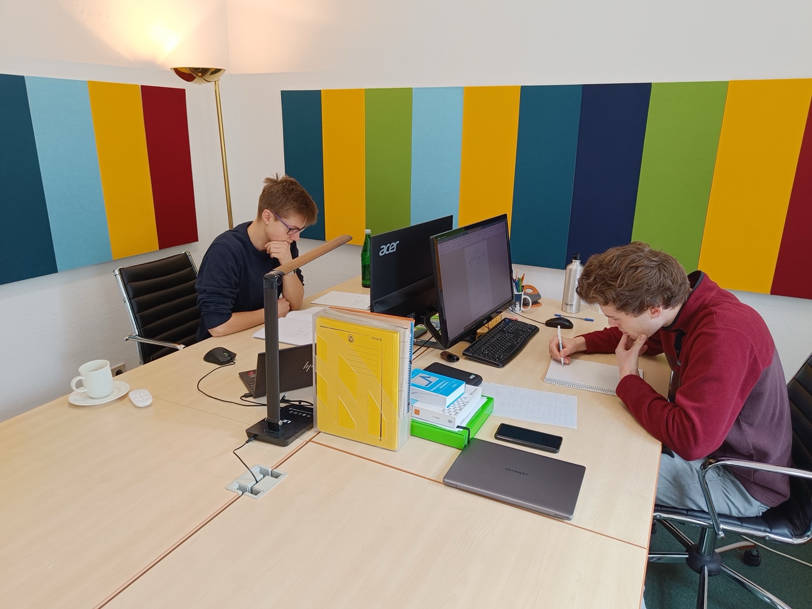 Zwei Studenten am Schreibtisch im zweiten Studienraum
